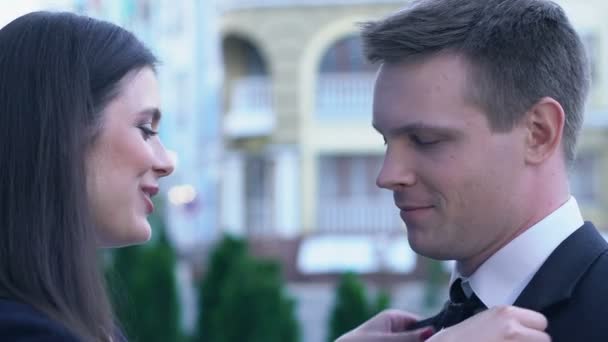 Flirten Mann und Frau fühlen sich durch die Aufmerksamkeit der Massenmedien schockiert, Privatleben — Stockvideo