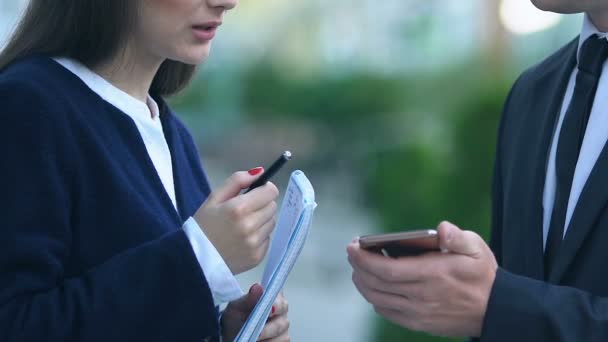 Director de la empresa irritado mostrando error a la secretaria femenina, estrés plazo — Vídeos de Stock