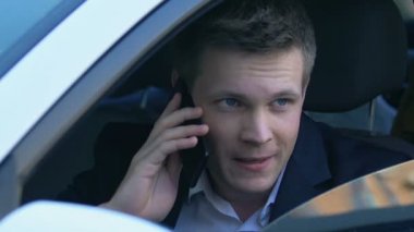 Casusluk işadamı arabada oturan telefon alarak, gizli bilgiler