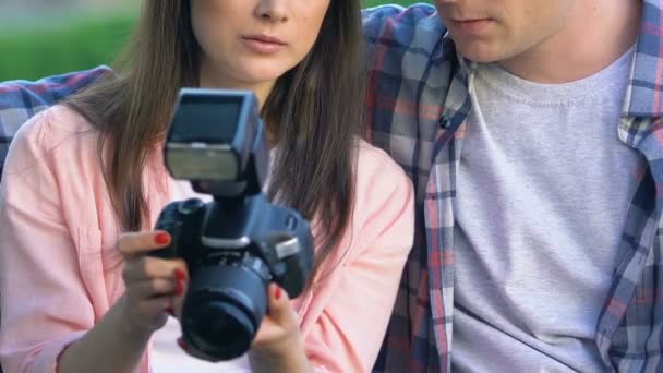 Fotógrafos masculinos e femininos assistindo fotos de câmeras, blogueiros criativos, trabalho — Vídeo de Stock
