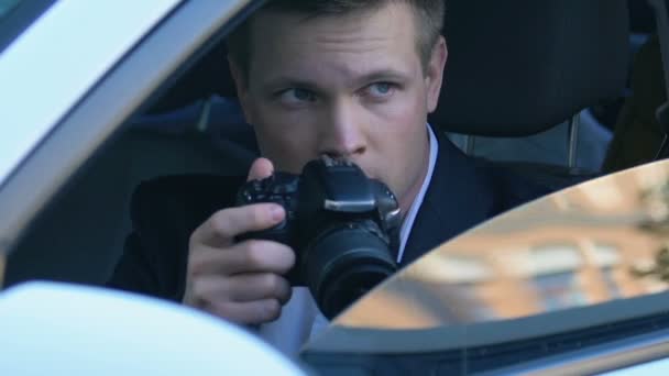 Joven secretamente tomando fotos sentado en el coche, espía detective, periodista — Vídeos de Stock