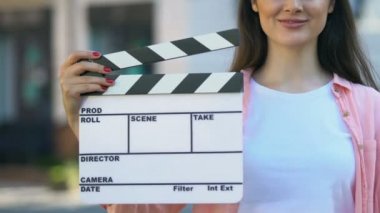 Genç kadın clapperboard tutan, yardımcı film yönetmeni, video prodüksiyon