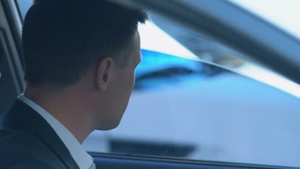 Agent de police regardant à travers les jumelles de la voiture, enquête policière, nouvelles — Video