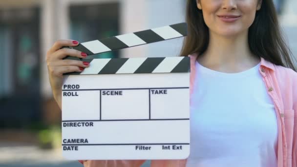 年轻女子拿着拍板，助理电影导演，视频制作 — 图库视频影像