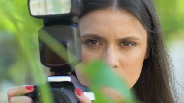 Detective mujer tomando foto por cámara oculta parque, periodista espiando celebridad — Vídeo de stock