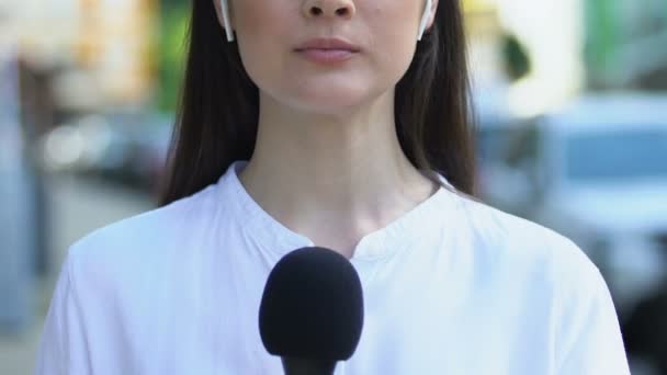 Newswoman i trådlösa hörlurar lyssnar fråga, Breaking News, massmedia — Stockvideo