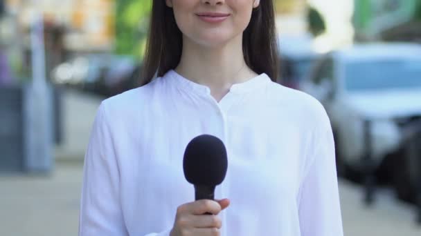Correspondente feminina segurando microfone ao ar livre, perguntas de entrevista, opinião — Vídeo de Stock