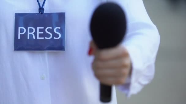 Newscaster com passe de imprensa segurando microfone, entrevistando celebridade, reportagem — Vídeo de Stock