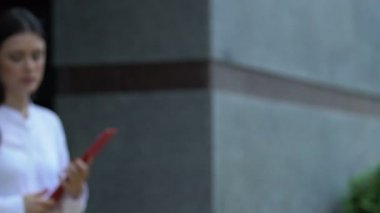 Gülen yönetmen asistanı mikrofon, yorum, görüş ile gazeteci konuşan
