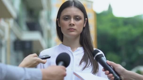 Rasande kvinnliga kontrollerande känslor, irriterade irriterande korrespondenter, stress — Stockvideo