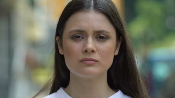 Плачущая молодая женщина страдает депрессией, чувствует себя одиноким, проблема разрыва кризиса — стоковое видео