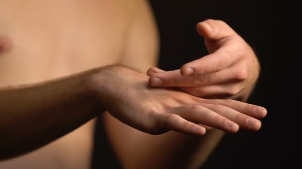 Gay che accarezza le mani, espressione di femminilità, trasformazione di genere, bisessualità — Video Stock