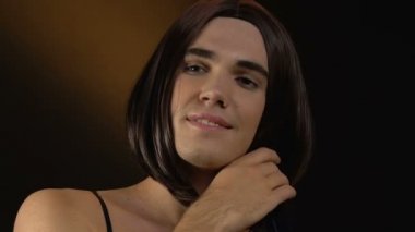 Glad transgender tarak peruk saç hayran yansıması, kadın gibi duygu, lgbt