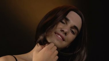 Mutlu transseksüel kadın peruk flört giyen ve kamera poz, cinsel kimlik