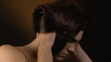Ağlayan genderqueer peruk, cinsiyet disfori, sosyal baskı acı kapalı alarak