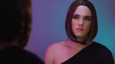 Mutsuz transseksüel kadın peruk, sosyal baskı, eşcinsel zorbalık, cinsiyet kapalı alarak