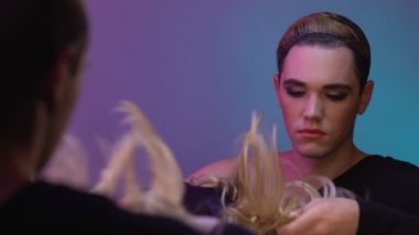 Makyaj lı erkek sarışın kadın peruğu, erkek cinsiyet rahatsızlığı, transseksüel