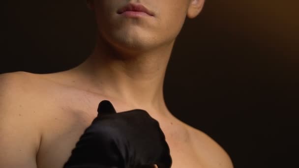 Transgender mannelijk in zwarte handschoen aaien lichaam, transveen fetishism, identiteit — Stockvideo