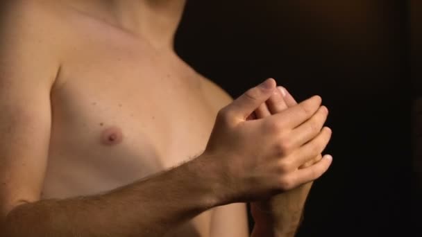 Женский мужчина гладит тело восхищаясь отражением, сексуальным меньшинством, гомосексуализмом — стоковое видео