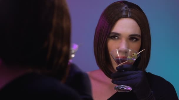 Улыбающиеся путешественники пьют коктейль, любуясь зеркалом, отдыхают в ночном клубе — стоковое видео