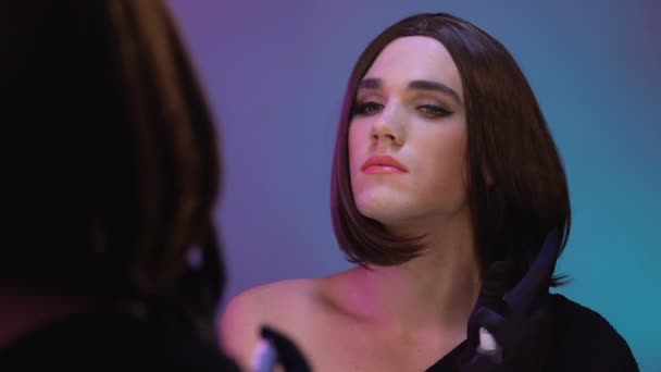 Трансвестит розпилення парфумів і усміхнене дзеркальне відображення, гендерна ідентичність — стокове відео