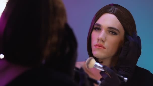 Maschio triste in abiti femminili applicando il make-up rossore, sessuale non conformità intersex — Video Stock