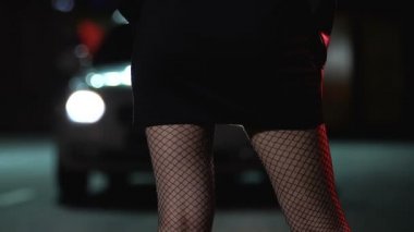 Mini etek karayolu üzerinde arabada müşteri yaklaşan, seks ticareti