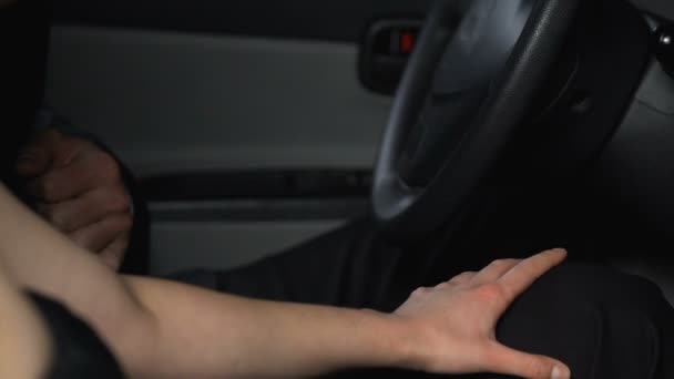 Prostituée détenue dans la voiture en flirtant avec le client masculin, vice-équipe, gros plan — Video