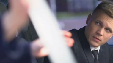 Geç kalmanın karısını azarlayan adam, ilişki krizi, ailede yanlış anlama
