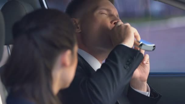 Vrouw ruzie met man drinken van alcohol in het vervoer, gevaar van dronken rijden — Stockvideo