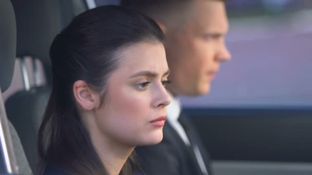 Mari et femme bouleversés assis silencieux après une querelle dans la voiture, conflit conjugal — Video