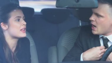 Adam tutkuyla oto, aile birleşimi kavga durdurmak için öfkeli kadın öpüşme