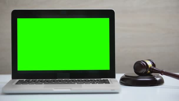 Green screen laptop on table, gavel striking on sound block, fine payment app — Stock Video