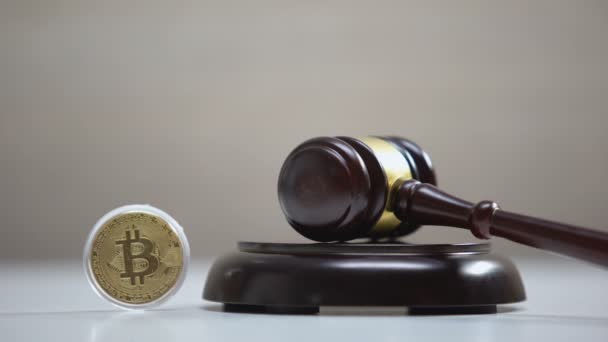 Bitcoin sur la table, marteau frappant sur le bloc sonore, crypto-monnaie légalisation — Video
