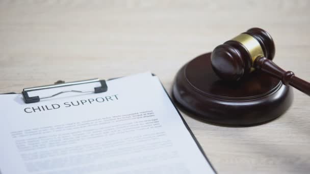 Child Support documenttabel, Gavel opvallend op geluids blok, familierecht, rechtbank — Stockvideo