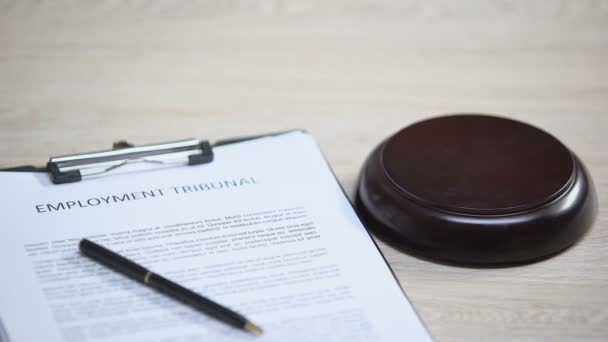Έγγραφο του Δικαστηρίου για την απασχόληση στο τραπέζι, χτύπημα με σφυρί — Αρχείο Βίντεο