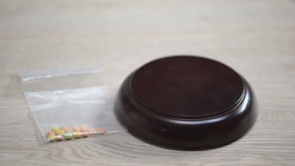 Pillen tabel, Gavel opvallend op Sound Block, illegale drugshandel, straf — Stockvideo