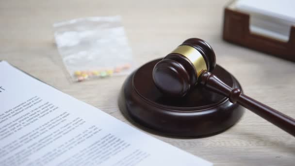 Médicaments sur la table, marteau frappant sur le bloc sonore, médicaments illégaux, jugement — Video