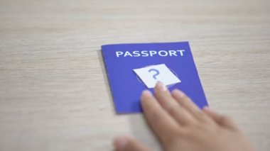 Mavi uluslararası pasaport tablosunda soru işareti, seyahat belgesi, vatandaşlık
