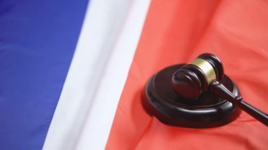 Gavel Fransa bayrağı üzerinde ses blok çarpıcı, ulusal mahkeme kararı, sipariş