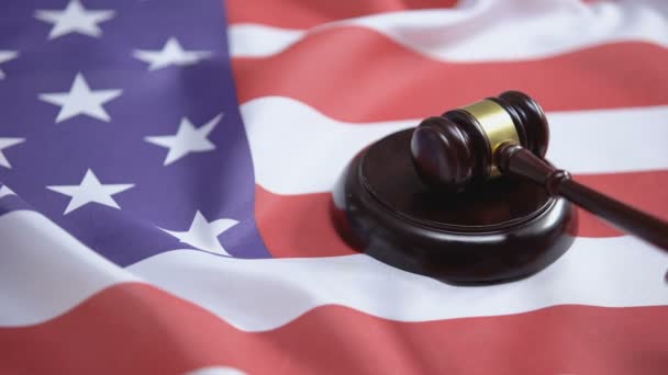 Gavel colpisce il blocco sonoro contro bandiera americana, giurisprudenza, sistema giudiziario — Video Stock