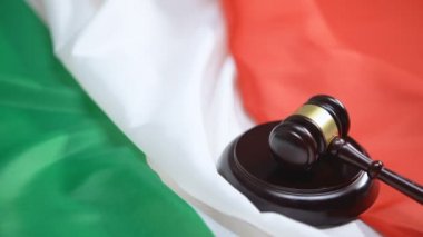 İtalyan bayrağına, bakanlık adaletine, otoritesine karşı ses bloğuna vuran Toklak