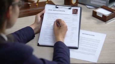 Vize başvurusunu analiz eden kadın davası ve sınır dışı etme, göç kuralları