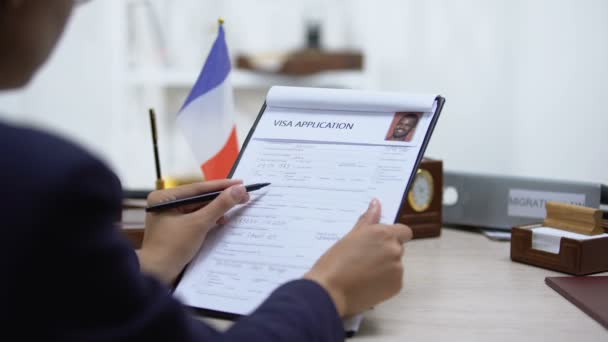 Immigratie inspecteur ontkennen visum aanvraag, Franse vlag tabel, burgerschap — Stockvideo