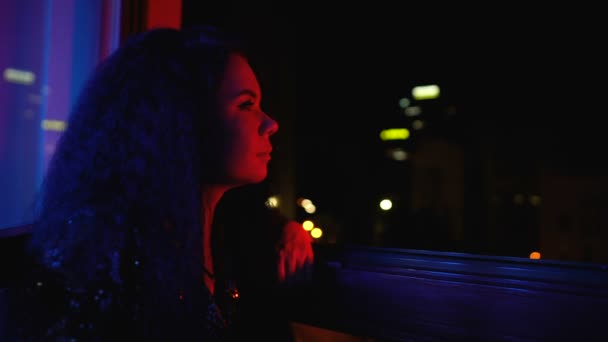 Mujer con estilo feliz disfrutando de la noche vista de la ciudad desde la terraza en fiesta privada — Vídeo de stock