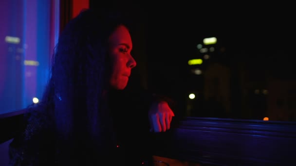 अवसादग्रस्त महिला शराब का ग्लास पी रही है, रात की पार्टी में अकेले बैठी है, शराब — स्टॉक वीडियो