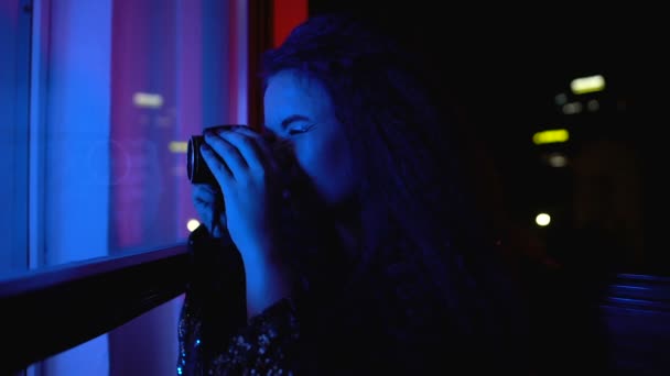 Hymyilevä nainen salaa ottaen valokuvan terassi-ikkunan läpi, yksityiset juhlat — kuvapankkivideo