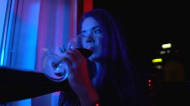 Sarhoş kadın balkonda şarap kadehi ile uykuya dalmak, alkol bağımlılığı