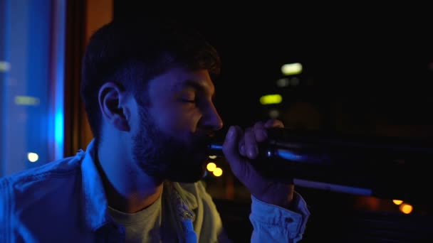 Pria kesepian minum anggur dari botol, menderita masalah hidup, kecanduan — Stok Video