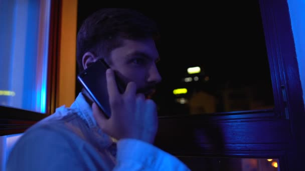 Pria gugup agresif berbicara telepon, bertengkar dengan pacar di malam hari — Stok Video